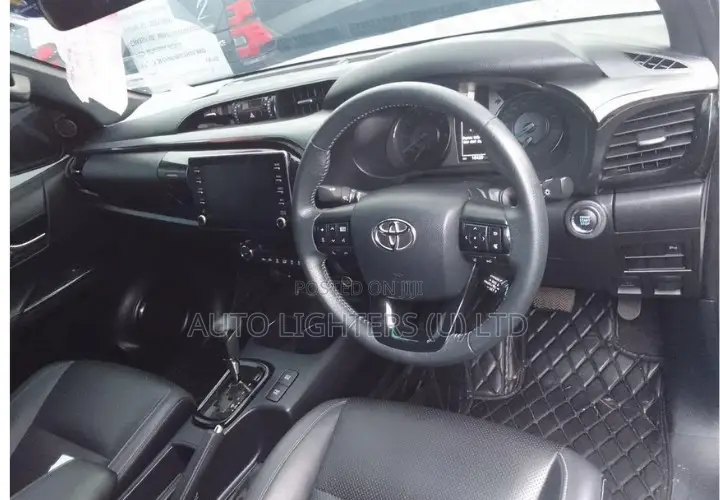 Toyota Hilux 2021 White