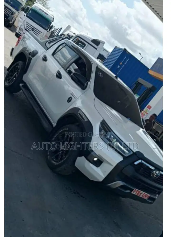 Toyota Hilux 2021 White