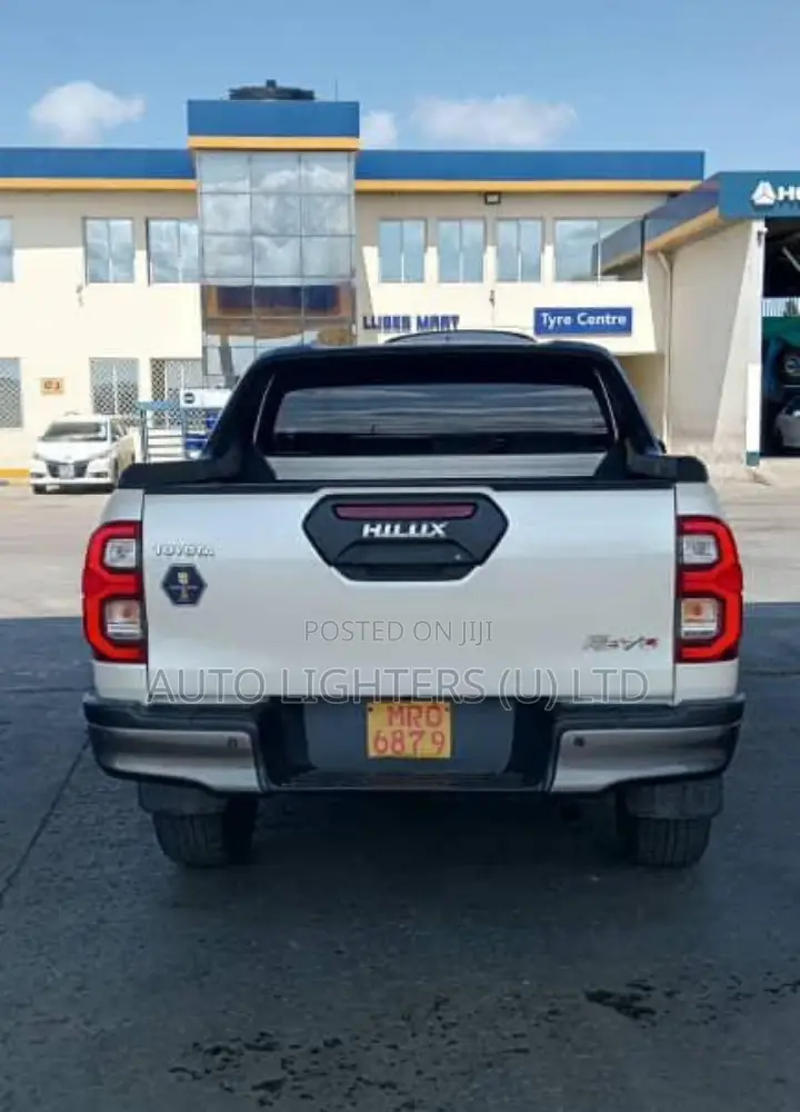 Toyota Hilux 2021 White