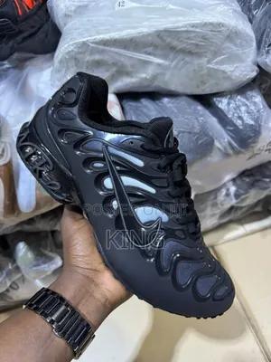 Nike Air Max Plus Drift Shoes in a Sleek Black and Anthracite
