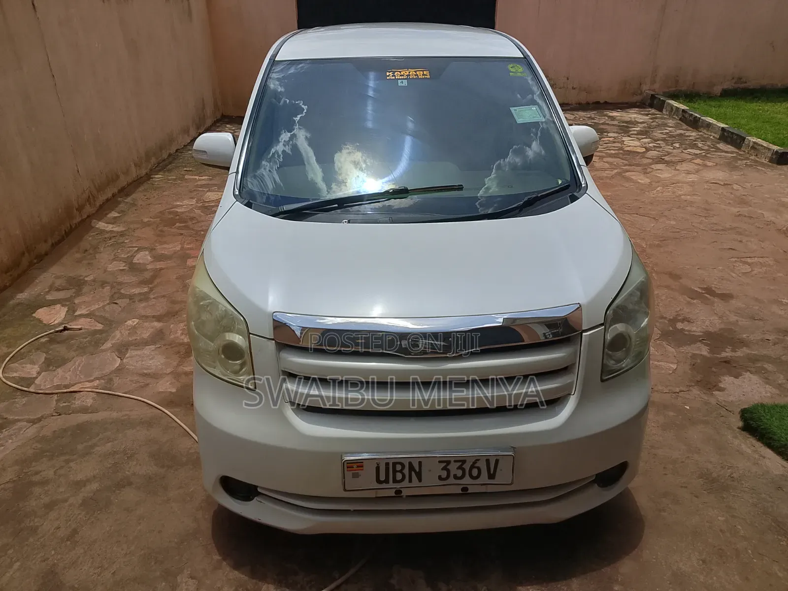 Toyota Noah 2.0 143hp AWD (8 Seater) 2009 Beige