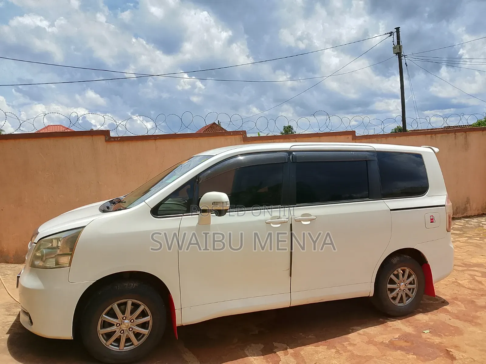 Toyota Noah 2.0 143hp AWD (8 Seater) 2009 Beige