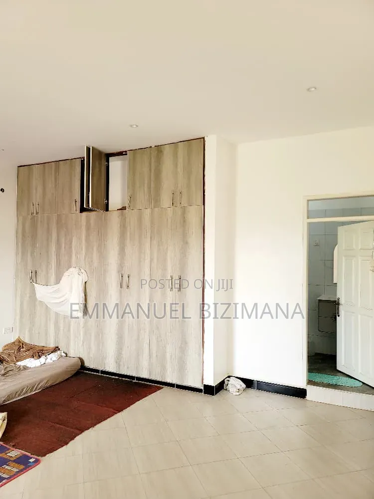 Furnished 5bdrm House in Bwerenga, Central Division for sale