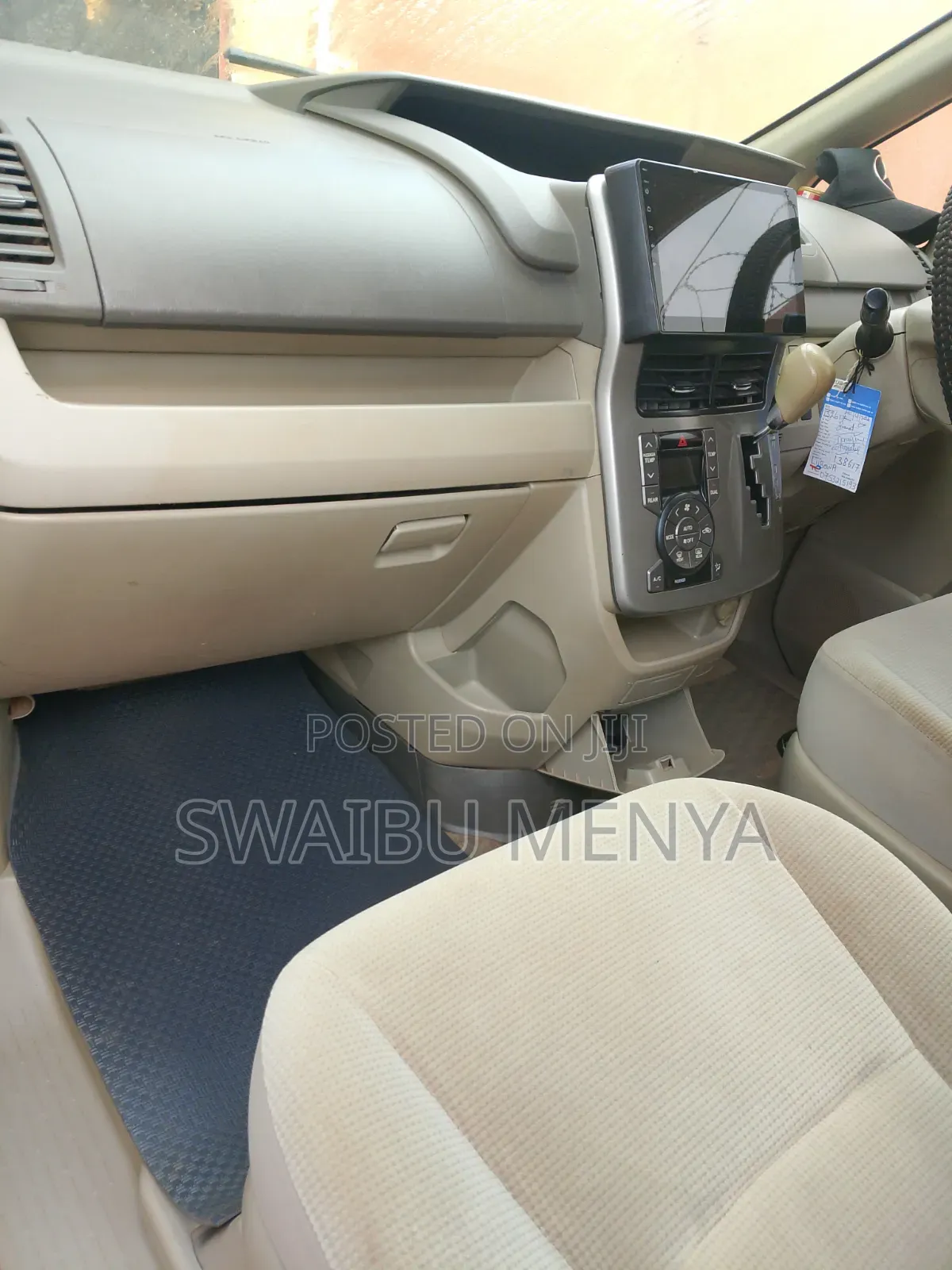 Toyota Noah 2.0 143hp AWD (8 Seater) 2009 Beige