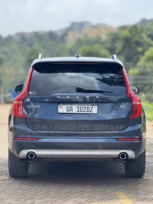 Volvo XC90 T5 Momentum AWD 2018 Blue
