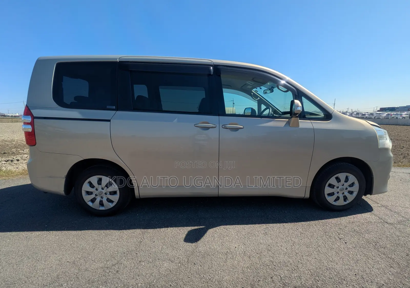 Toyota Noah 2.0 143hp FWD (8 Seater) 2011 Gold