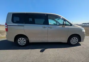 Toyota Noah 2.0 143hp FWD (8 Seater) 2011 Gold