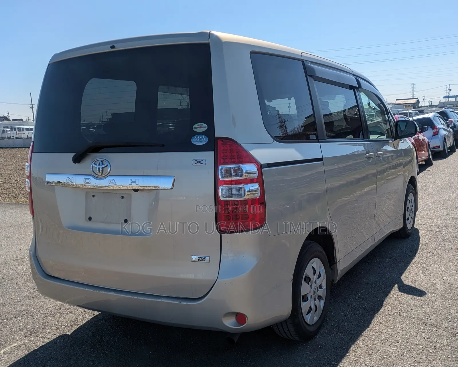 Toyota Noah 2.0 143hp FWD (8 Seater) 2011 Gold