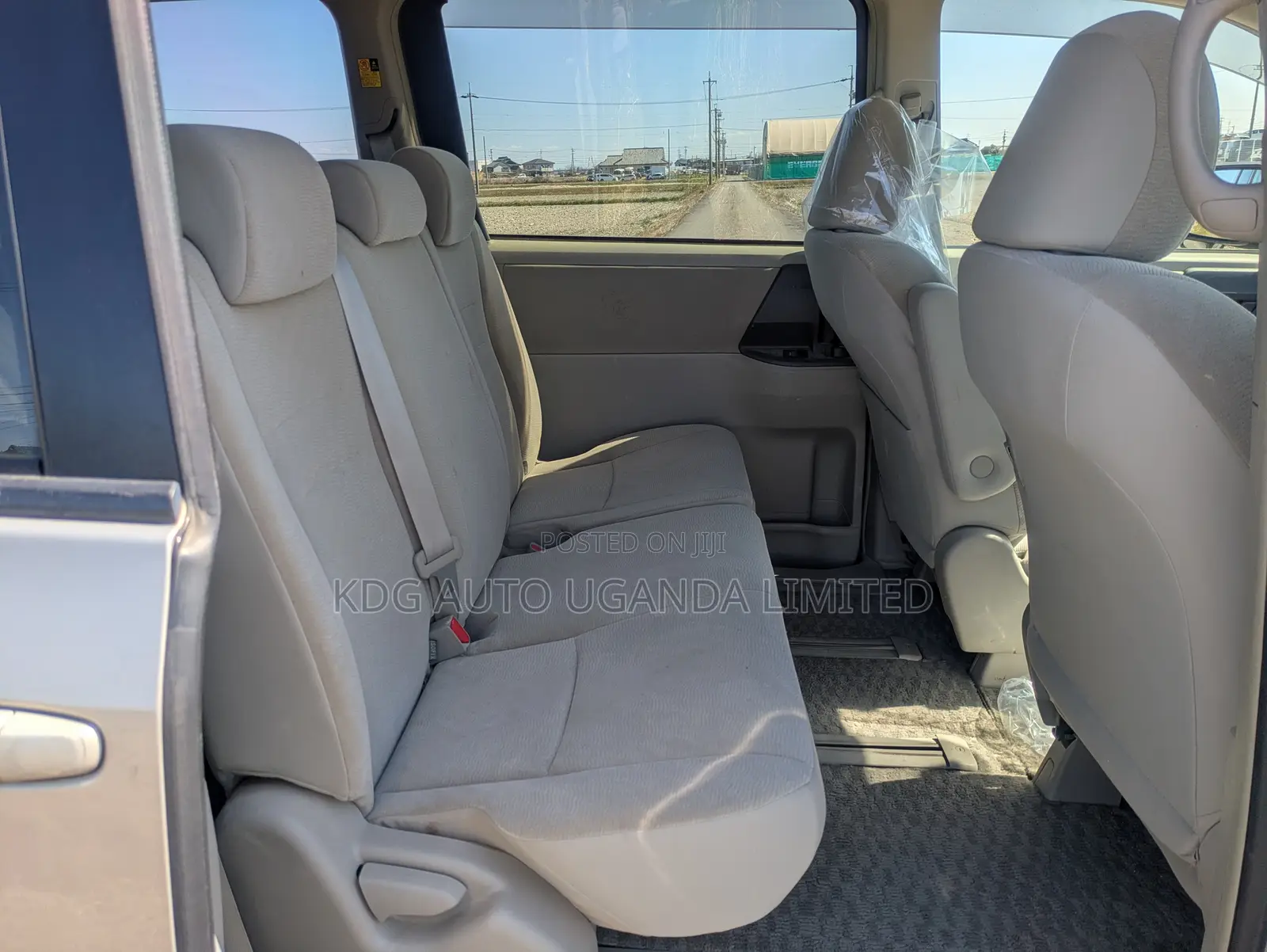 Toyota Noah 2.0 143hp FWD (8 Seater) 2011 Gold