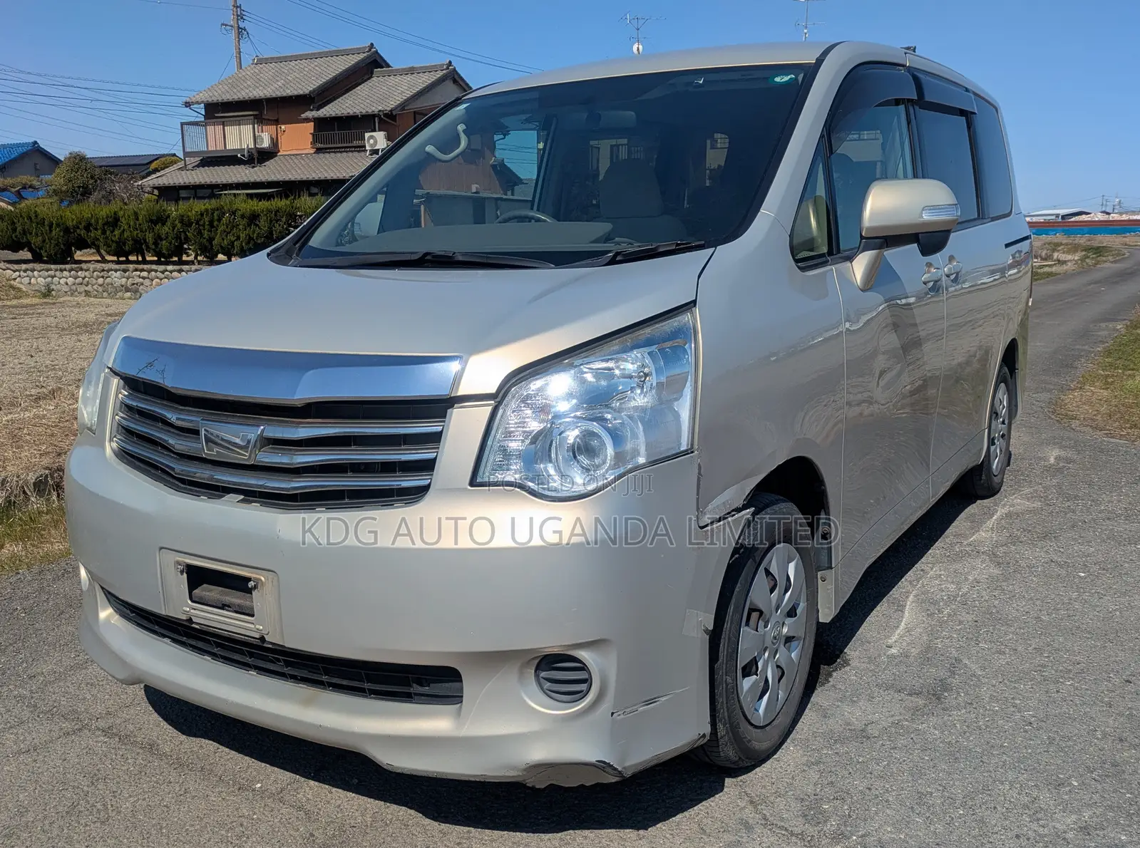 Toyota Noah 2.0 143hp FWD (8 Seater) 2011 Gold
