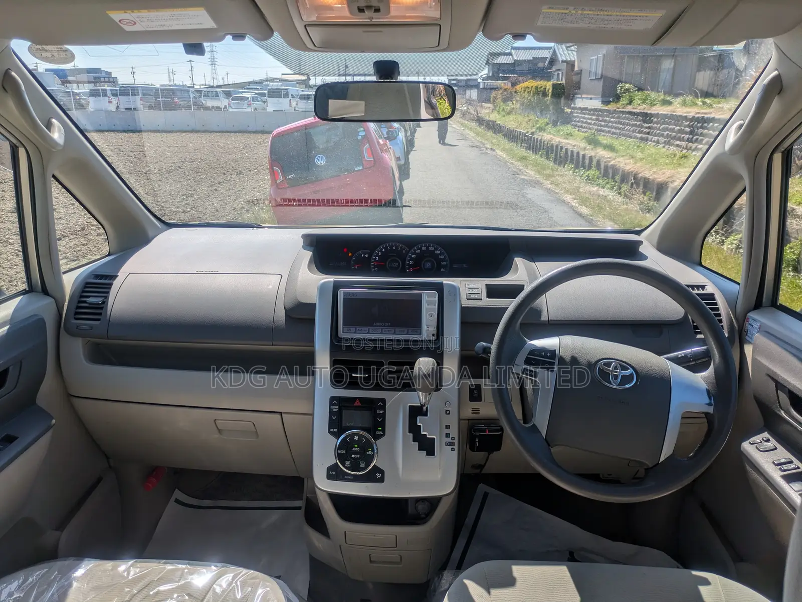 Toyota Noah 2.0 143hp FWD (8 Seater) 2011 Gold