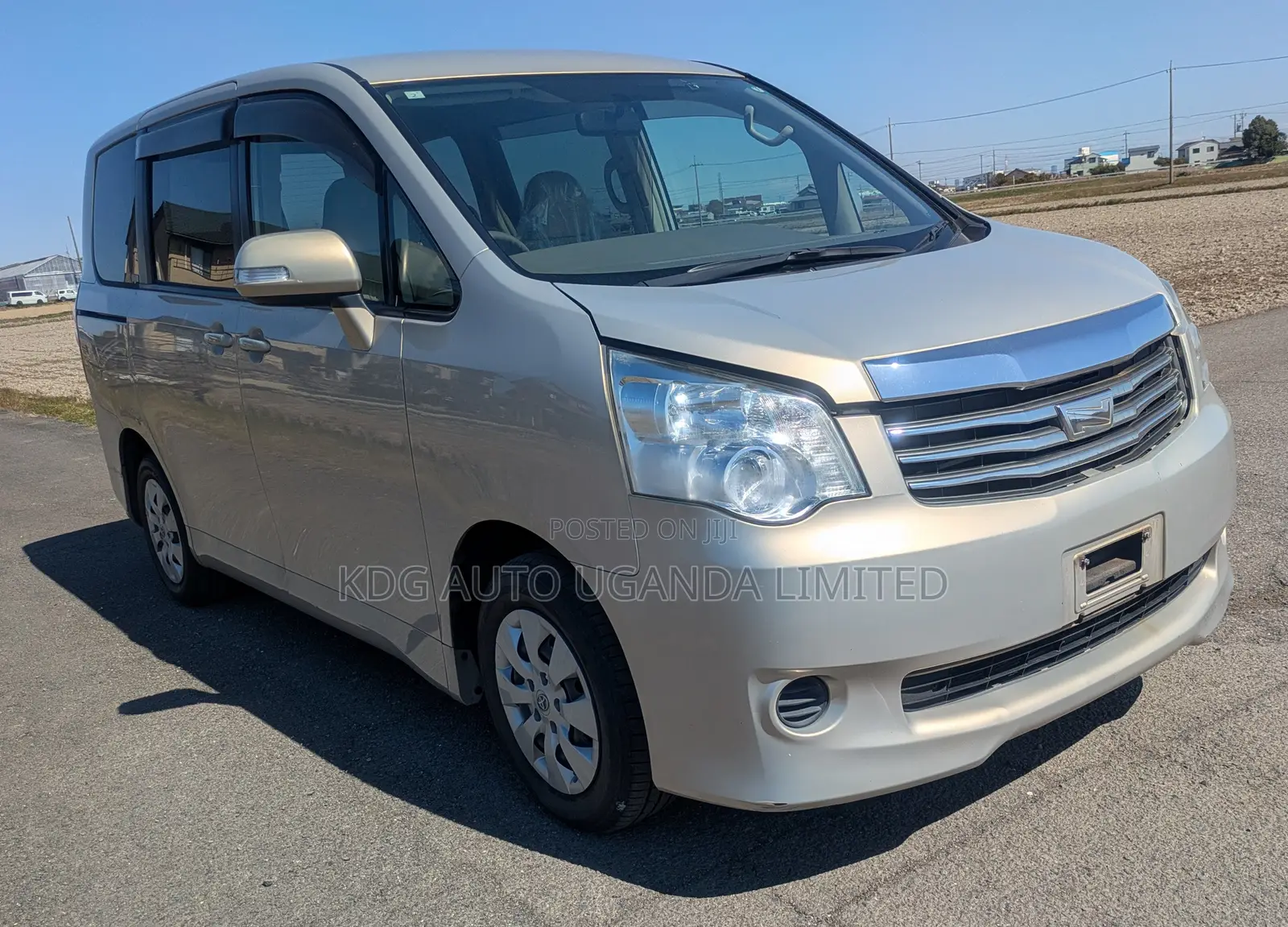 Toyota Noah 2.0 143hp FWD (8 Seater) 2011 Gold