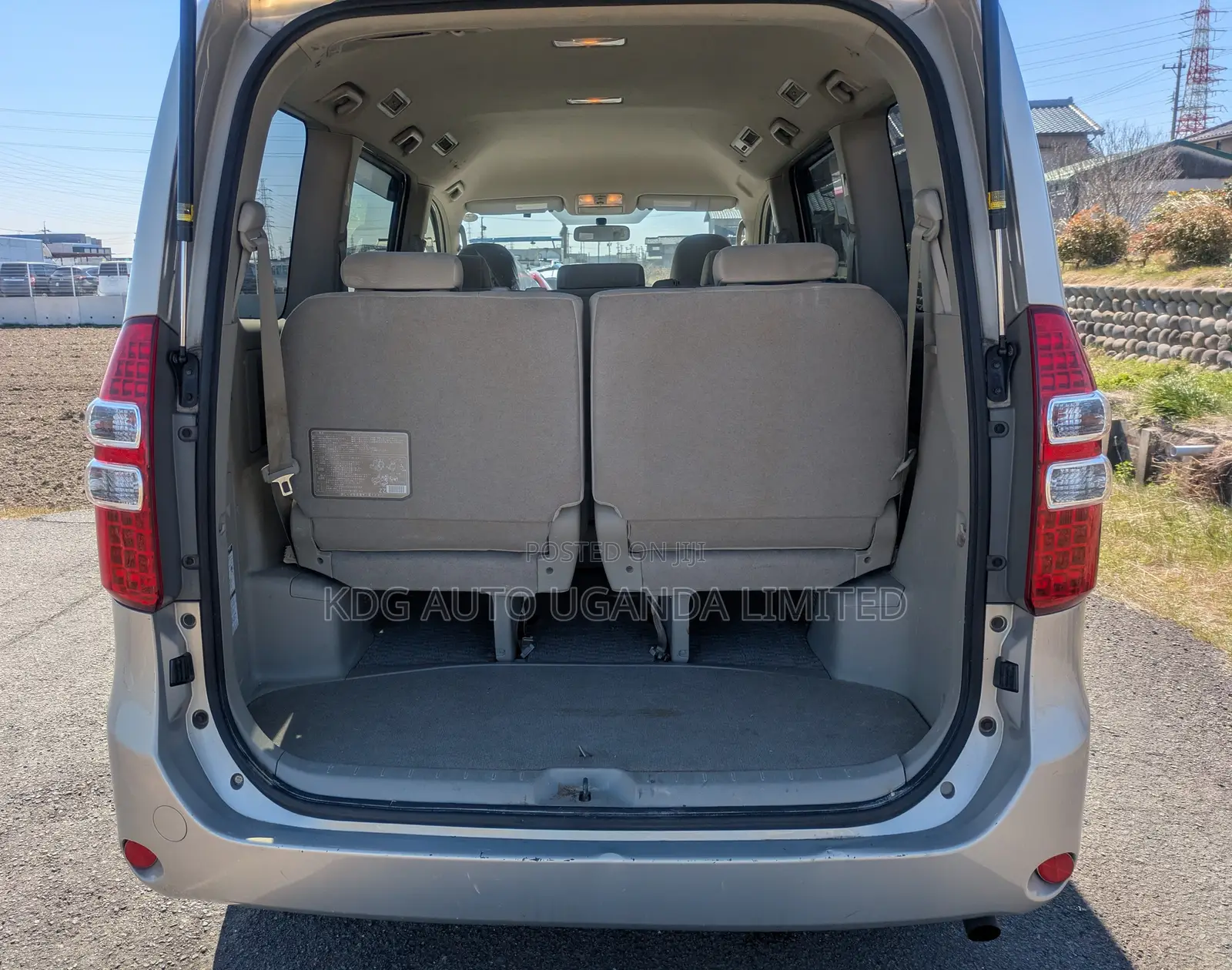 Toyota Noah 2.0 143hp FWD (8 Seater) 2011 Gold