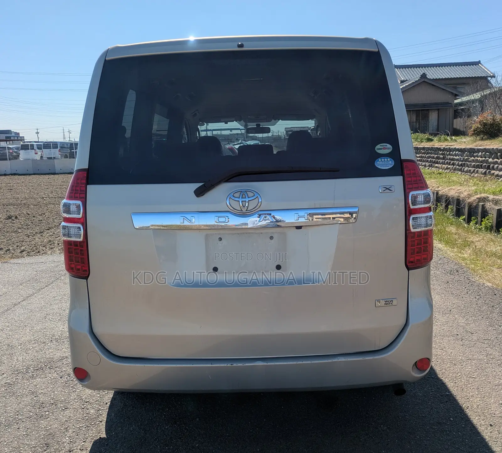 Toyota Noah 2.0 143hp FWD (8 Seater) 2011 Gold