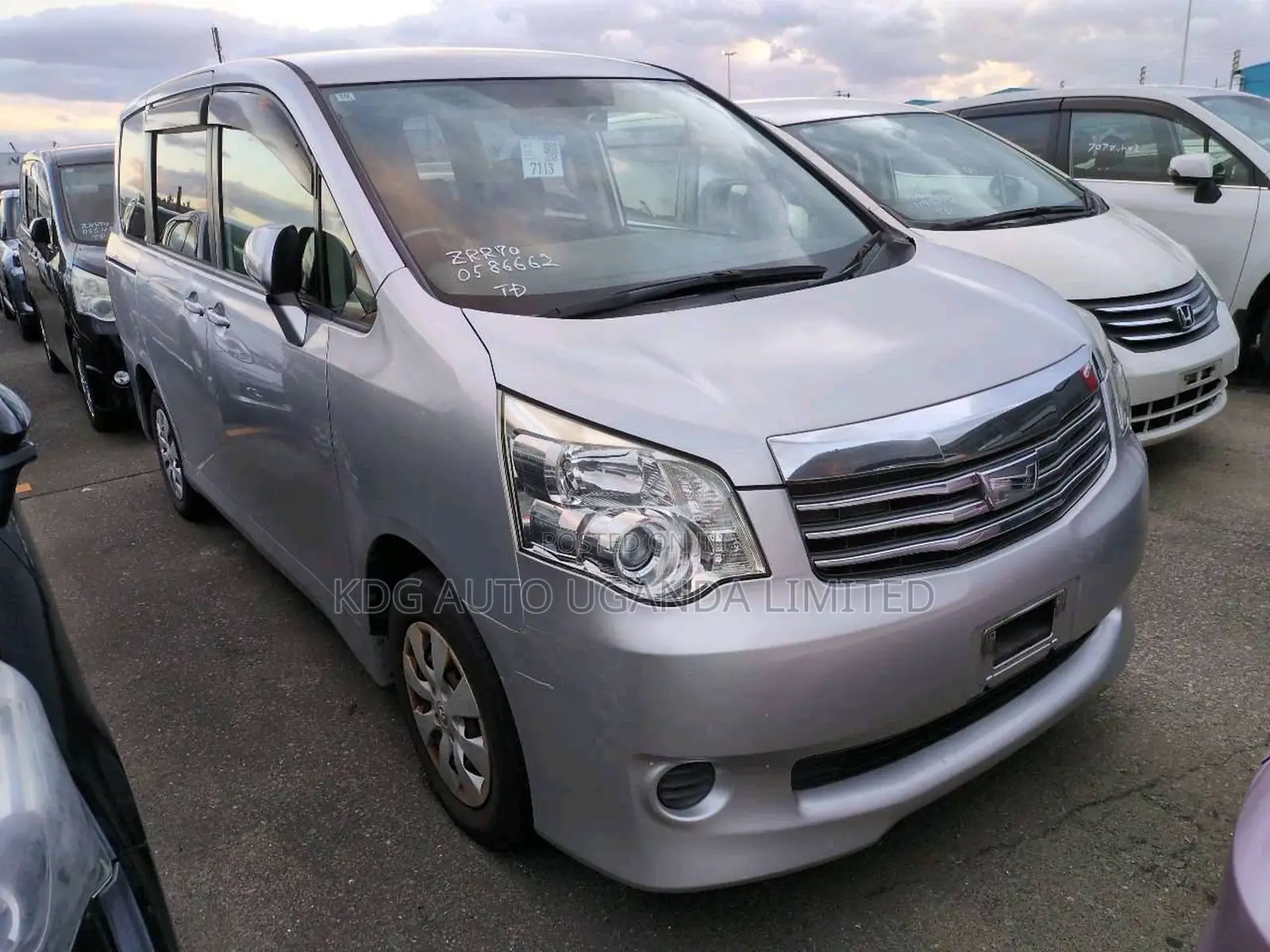 Toyota Noah 2.0 143hp YY FWD (5 Seater) 2013 Silver