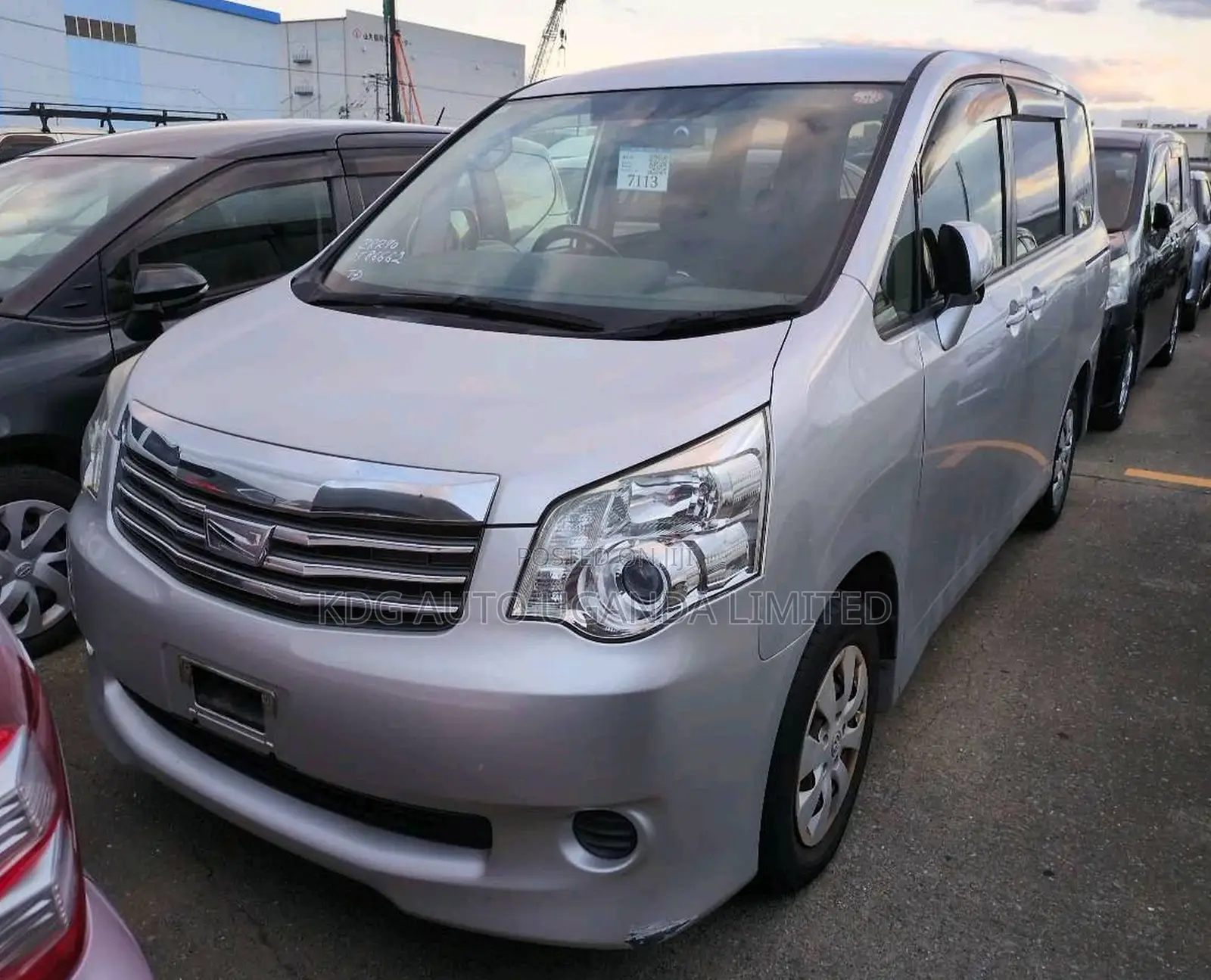 Toyota Noah 2.0 143hp YY FWD (5 Seater) 2013 Silver