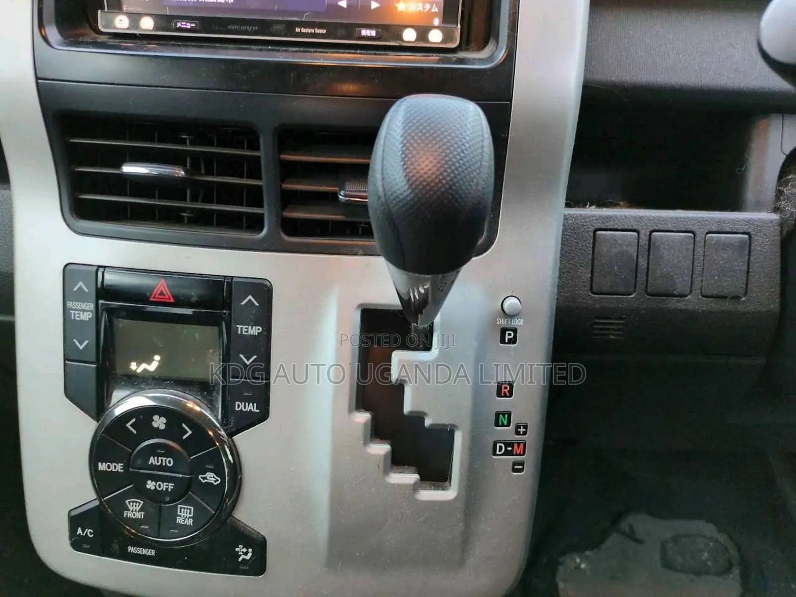 Toyota Noah 2.0 143hp YY FWD (5 Seater) 2013 Silver