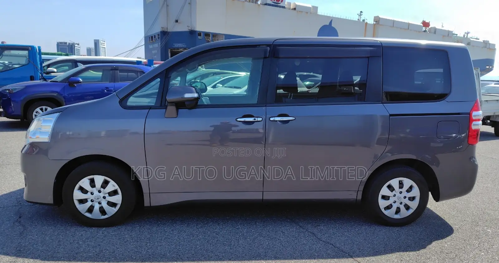 Toyota Noah 2.0 143hp FWD (7 Seater) 2011