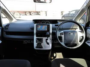 Toyota Noah 2.0 143hp FWD (7 Seater) 2011