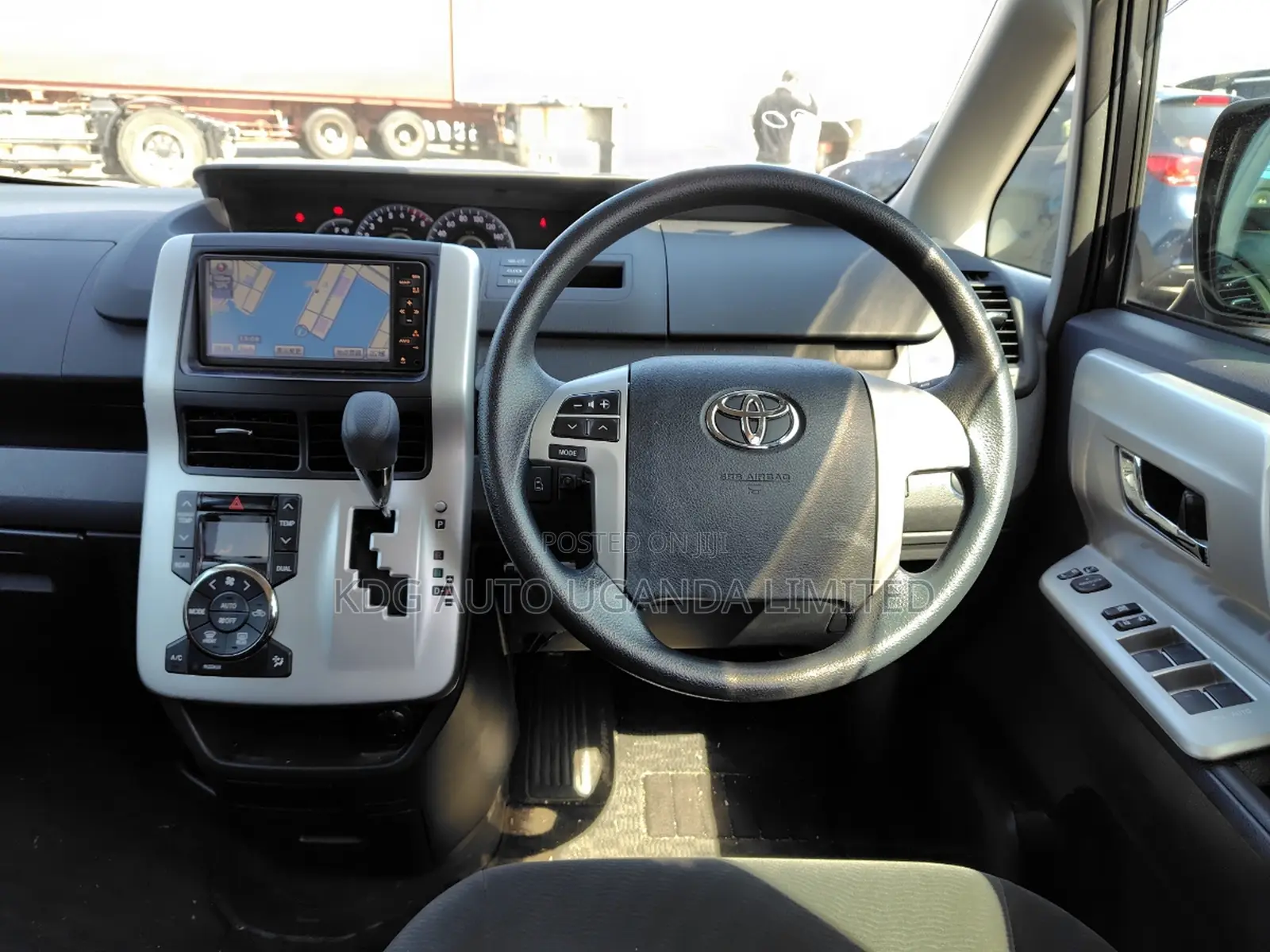 Toyota Noah 2.0 143hp FWD (7 Seater) 2011