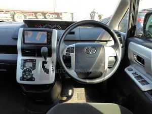 Toyota Noah 2.0 143hp FWD (7 Seater) 2011
