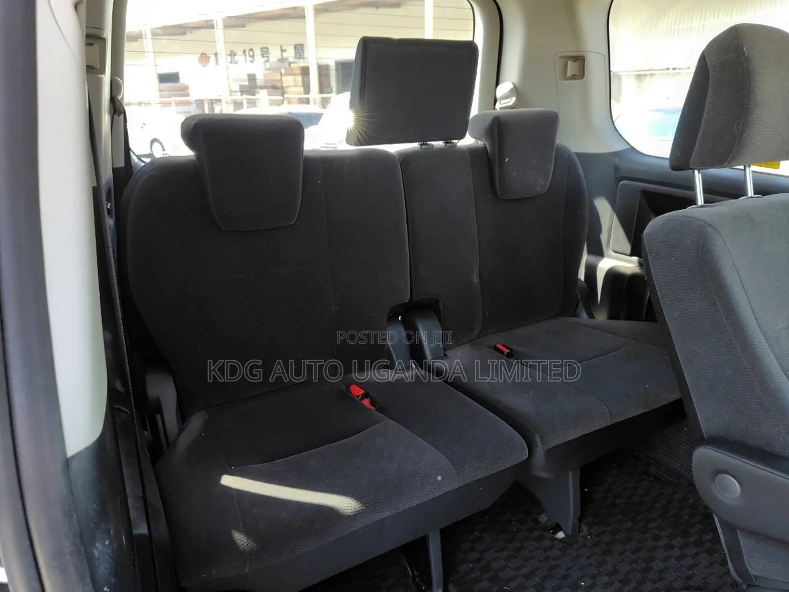 Toyota Noah 2.0 143hp FWD (7 Seater) 2011