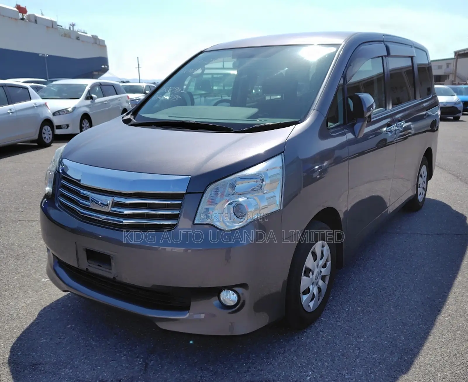 Toyota Noah 2.0 143hp FWD (7 Seater) 2011
