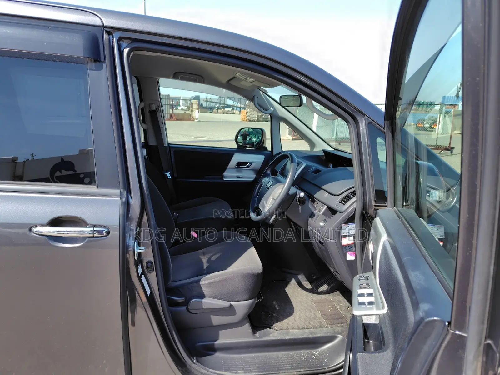 Toyota Noah 2.0 143hp FWD (7 Seater) 2011
