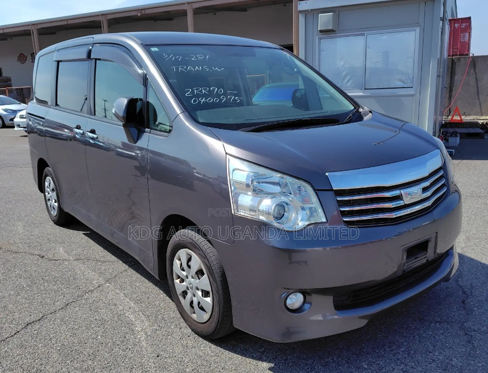 Toyota Noah 2.0 143hp FWD (7 Seater) 2011