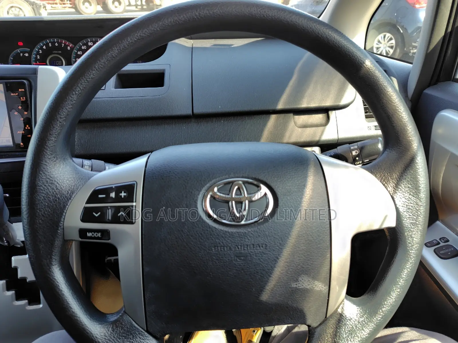 Toyota Noah 2.0 143hp FWD (7 Seater) 2011