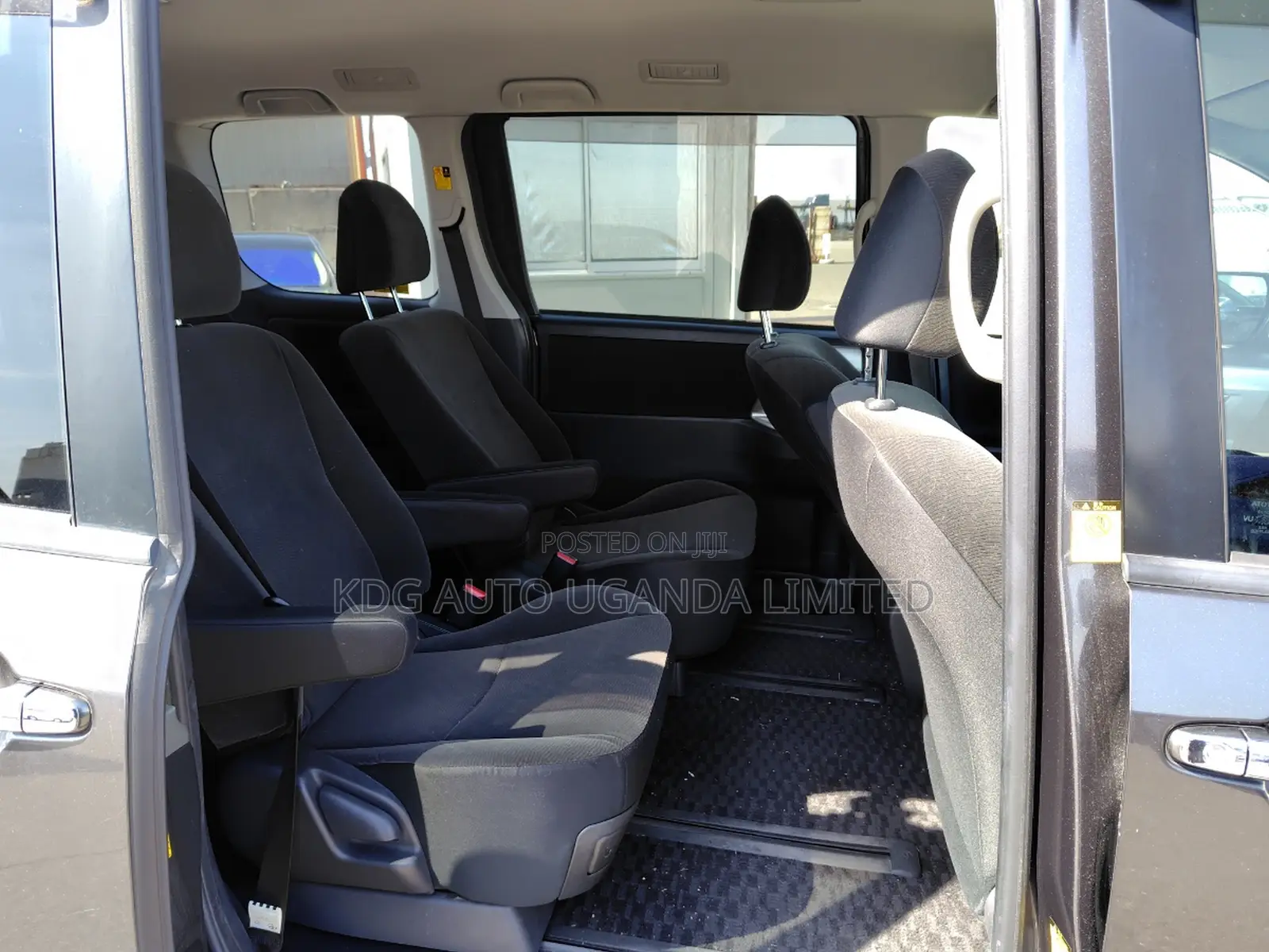 Toyota Noah 2.0 143hp FWD (7 Seater) 2011