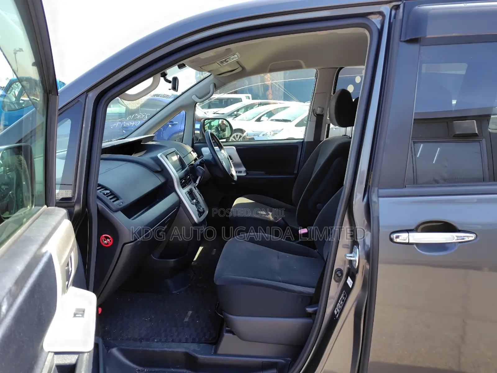 Toyota Noah 2.0 143hp FWD (7 Seater) 2011