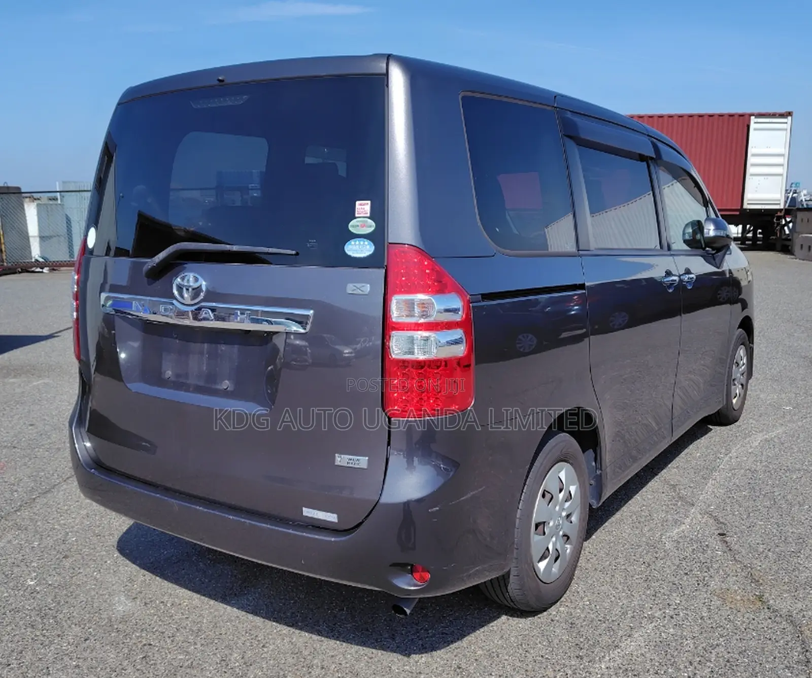 Toyota Noah 2.0 143hp FWD (7 Seater) 2011