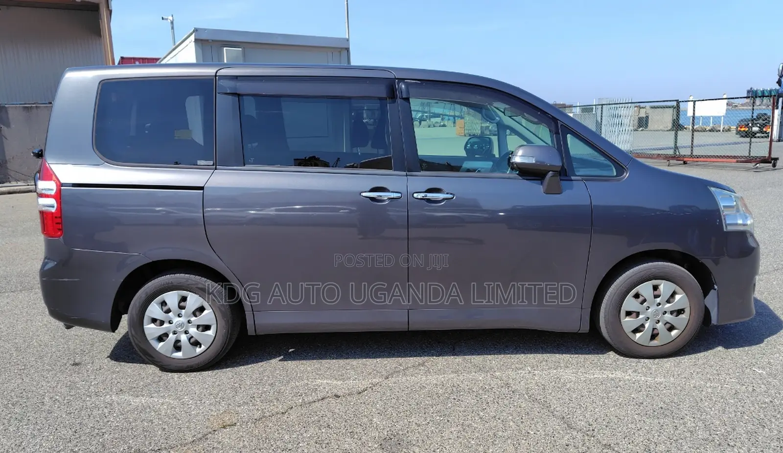 Toyota Noah 2.0 143hp FWD (7 Seater) 2011