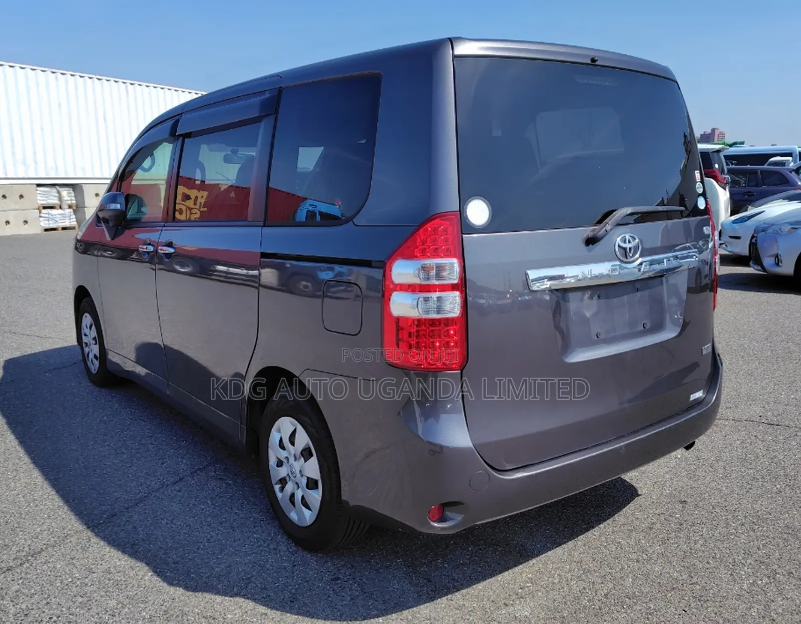 Toyota Noah 2.0 143hp FWD (7 Seater) 2011