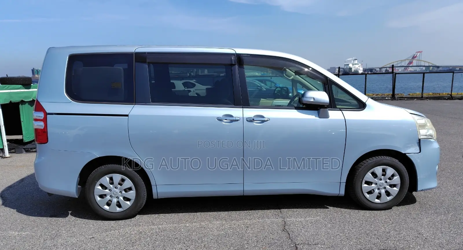 Toyota Noah 2.0 143hp FWD (8 Seater) 2012 Blue