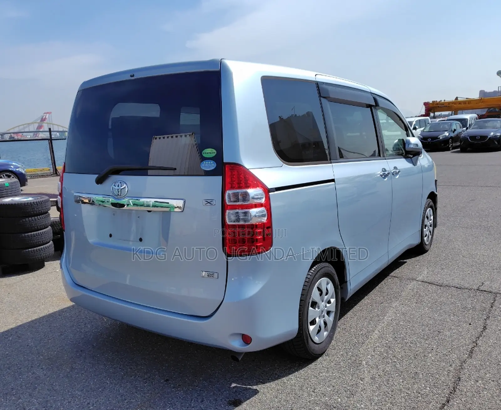 Toyota Noah 2.0 143hp FWD (8 Seater) 2012 Blue
