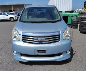Toyota Noah 2.0 143hp FWD (8 Seater) 2012 Blue