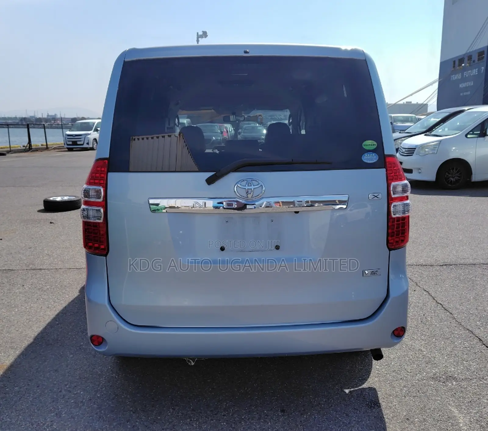 Toyota Noah 2.0 143hp FWD (8 Seater) 2012 Blue