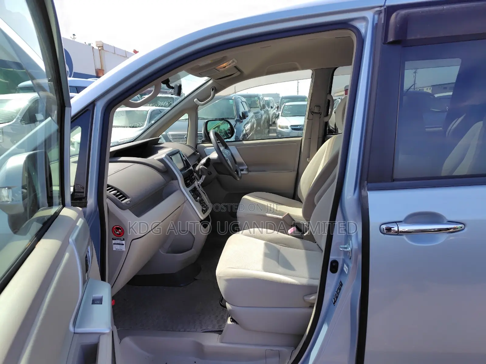 Toyota Noah 2.0 143hp FWD (8 Seater) 2012 Blue
