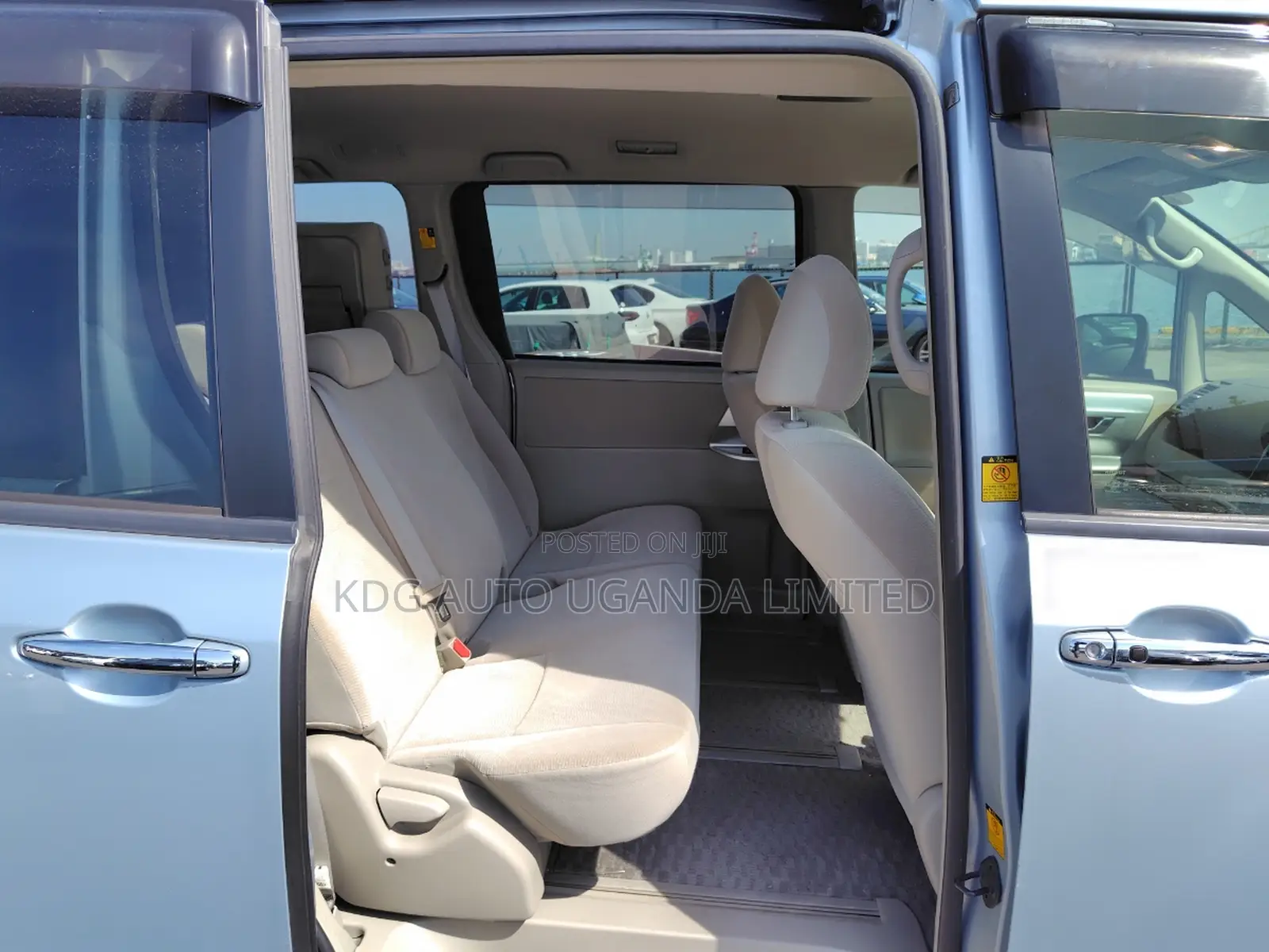 Toyota Noah 2.0 143hp FWD (8 Seater) 2012 Blue