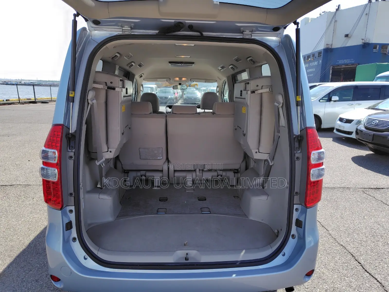 Toyota Noah 2.0 143hp FWD (8 Seater) 2012 Blue