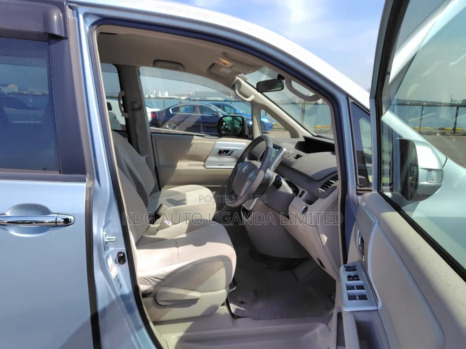 Toyota Noah 2.0 143hp FWD (8 Seater) 2012 Blue