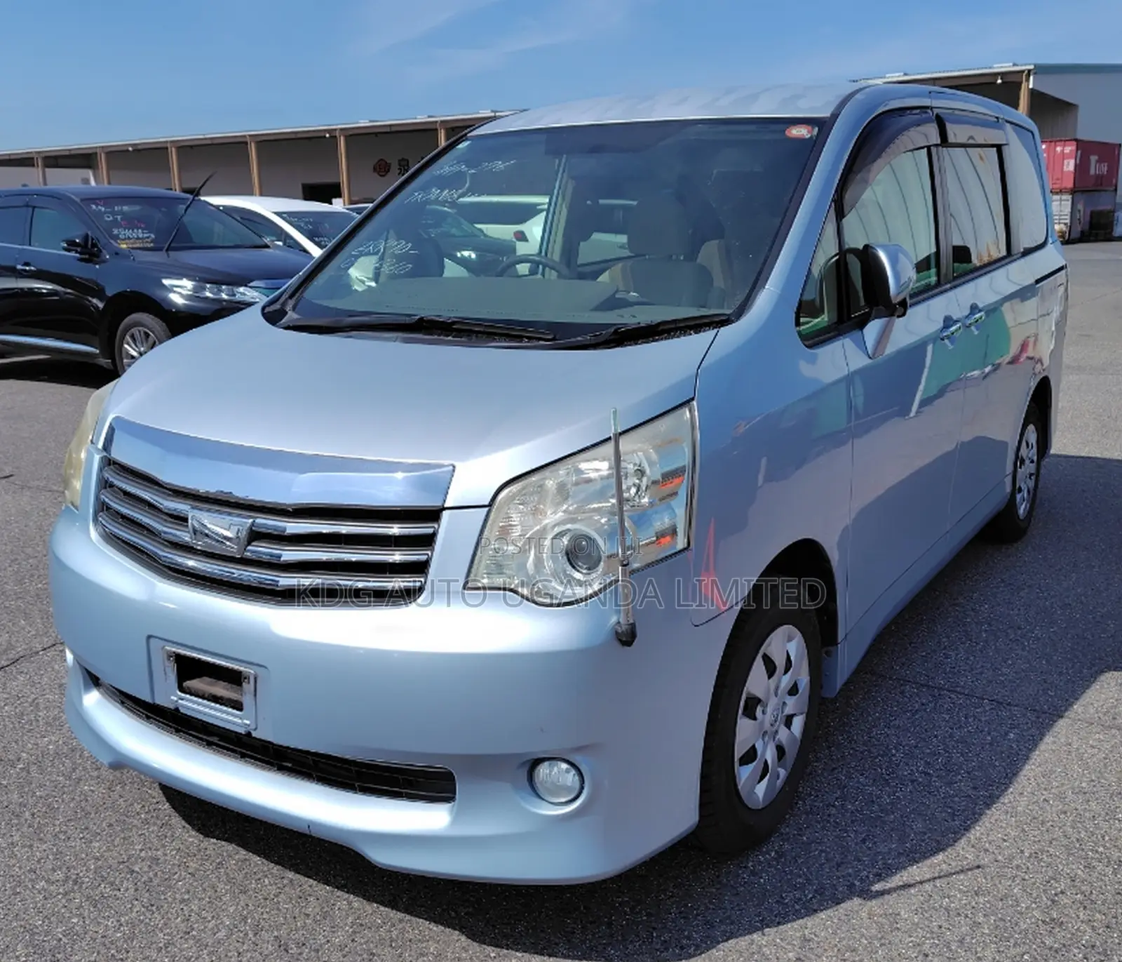 Toyota Noah 2.0 143hp FWD (8 Seater) 2012 Blue