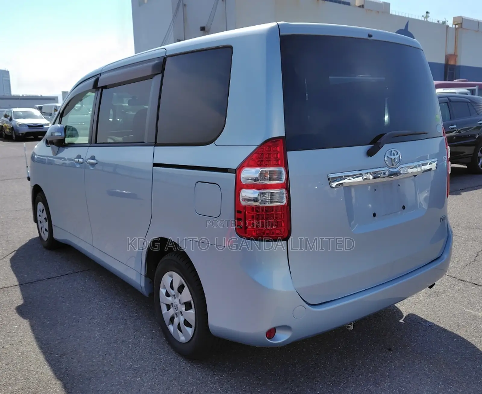 Toyota Noah 2.0 143hp FWD (8 Seater) 2012 Blue