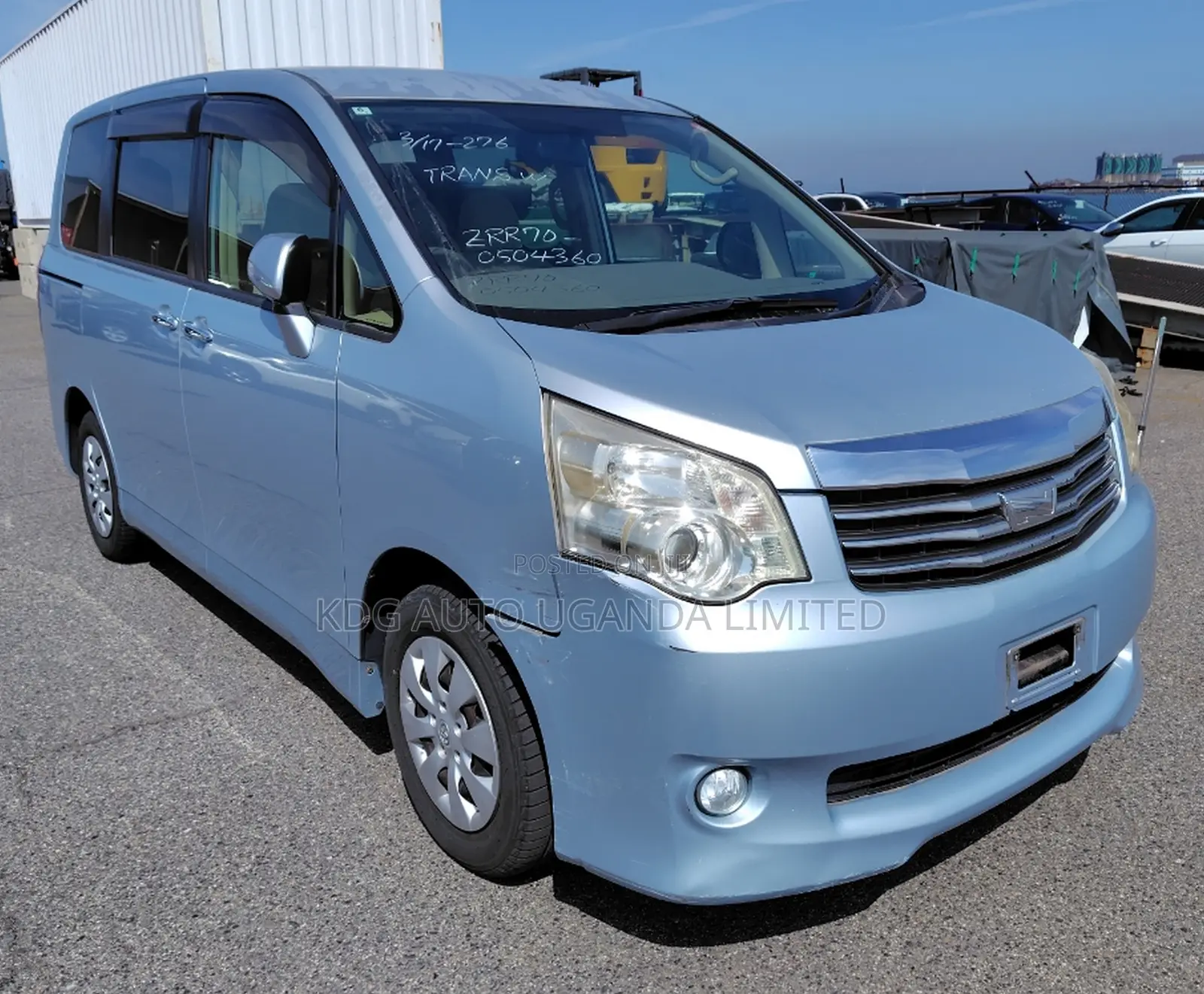 Toyota Noah 2.0 143hp FWD (8 Seater) 2012 Blue
