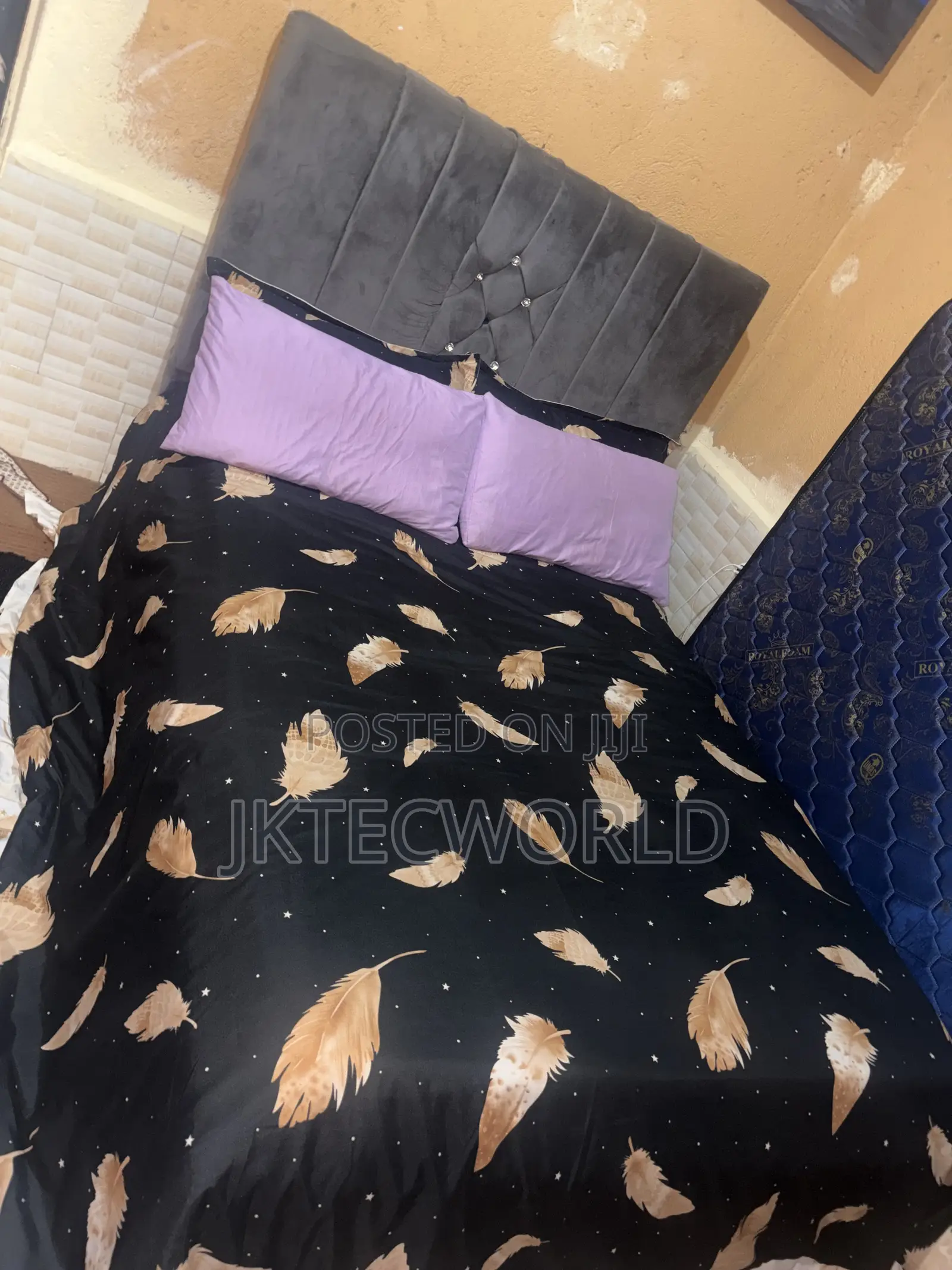 4x6 Luxury Bed , Perfect Condition, Gray in Color.