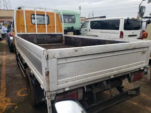 Isuzu ELF Truck 1996 Yellow