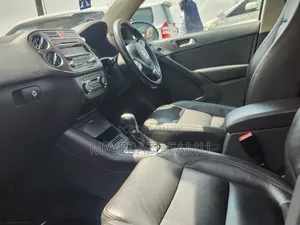 Volkswagen Tiguan 2010 Red