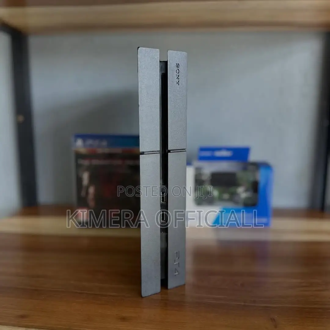 Amazing Ps4 Standard Deal With 2 Controllers and Games